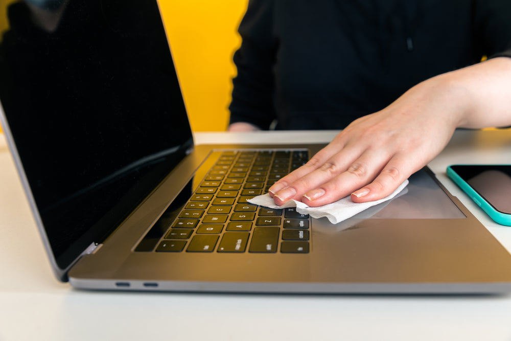 como limpiar la pantalla y teclado de laptop